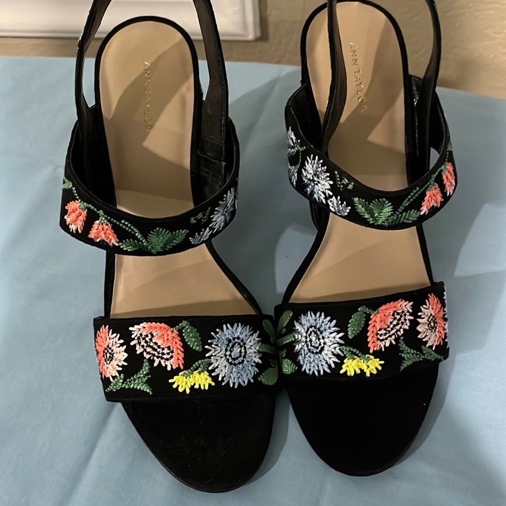 Ann Taylor size 8 1/2 medium embroidered sandals